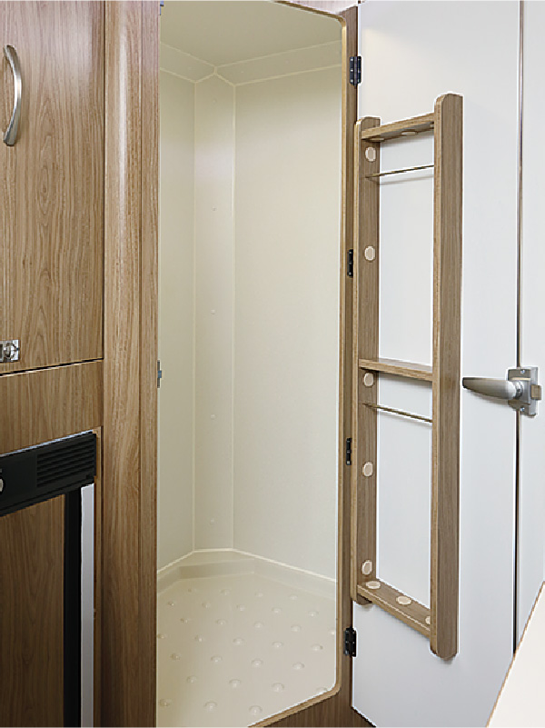 防水パン標準装備のフリールームにはポータブルトイレを置いたり、水に濡れたアイテムも収納可能です。(DC)