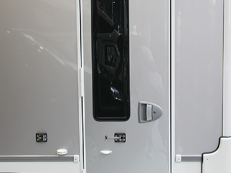 エントランスドアにはヨーロッパで大きなシェアを持つハータル社製を採用。施錠や解錠はワイヤレスリモコンで集中ドアロックと連動します。