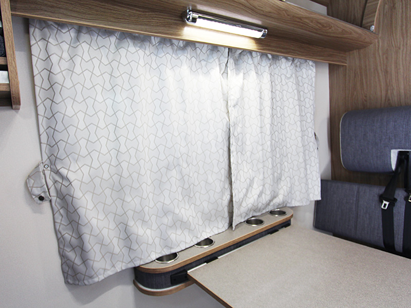 居住部分の窓にはカーテンも装備されています。遮光ブラインドとカーテンを閉めれば断熱効果がさらに高くなります。