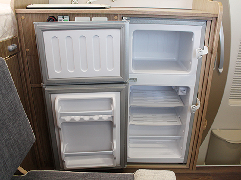 12V（1WAY）タイプの60L 2ドア冷蔵庫は冷凍品と冷蔵品を分けて保存できるので非常に便利です。