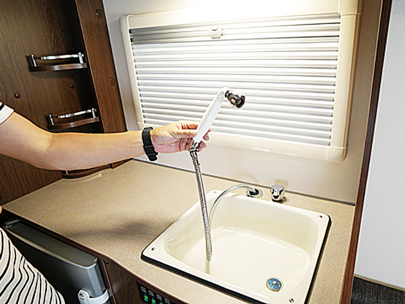 キッチンの蛇口はホースを延ばして車外でも使えるシャワーフォーセットにも変化します。