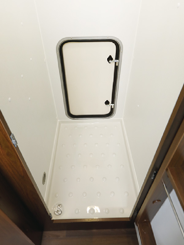防水パン標準装備のフリールームにはポータブルトイレを置いたり、水に濡れたアイテムも収納可能です。(R2B)