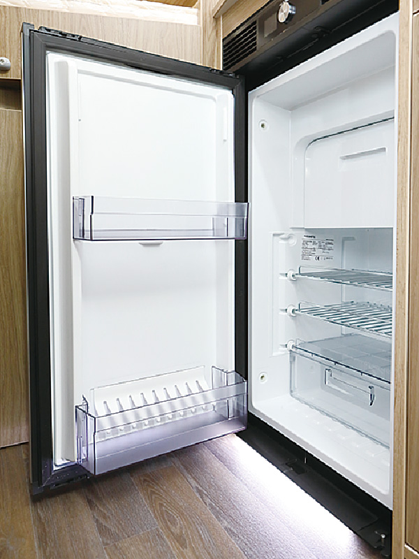 12V(1WAY)タイプの冷蔵庫は大容量の70Lタイプを採用。左右両開きで使い勝手は抜群です。