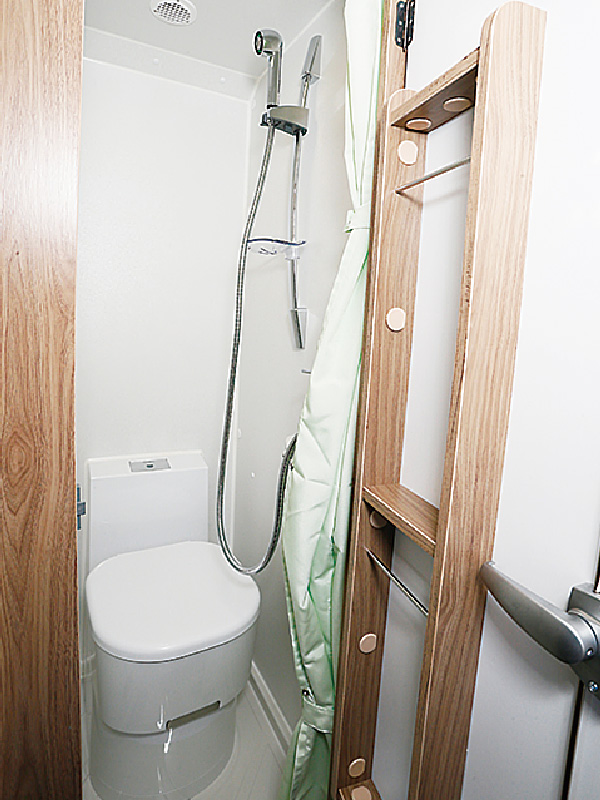 フリールームに設置可能なカセットトイレとシャワー設備。(RWB)※オプション