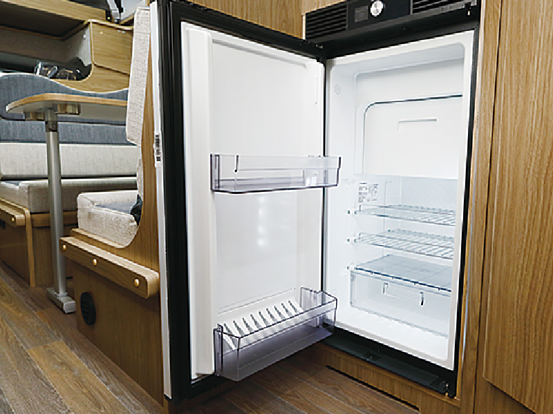 12V(1WAY)タイプの大容は70L冷蔵庫が標準装備。左右どちらからでも開く両開き扉なのでとても便利です。