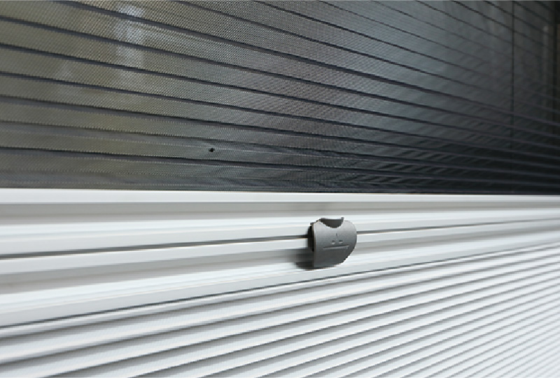 断熱性が高く結露のしにくいアクリル2重窓には遮光ブラインドとバグネットが内蔵されています。