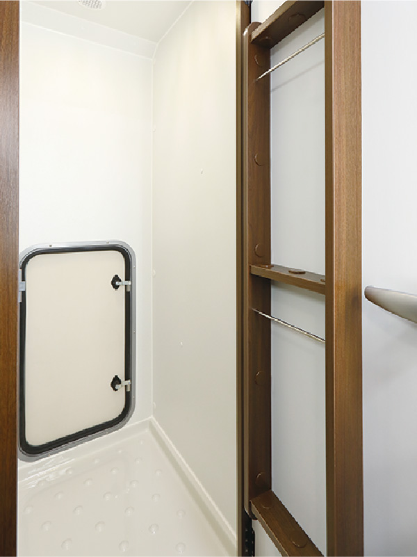 防水パン標準装備のフリールームにはポータブルトイレを置いたり、水に濡れたアイテムも収納可能です。(R2B)