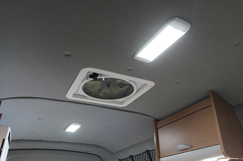 天井には明るいLED照明が2灯あります。※マックスファンベンチレーターはオプション
