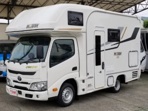 【展示内覧車】ＭＯＢＢＹ（モビー）RWB　2WD　【ダブルベッド/家庭用エアコン/電子レンジ/冷蔵庫】