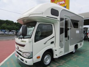 【新車・展示車＊ご内覧用】レーベンR2B　２WD　ガソリン　FFヒーター　電子レンジ　家庭用エアコン　後方用ミラーモニター多数標準装備