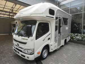 【新車・即納車・2段ベット】LEBEN(レーベン) R2B ガソリン2WD・シャンパンゴールド／シュタイン【家庭用Ａ/Ｃ・ＦＦヒーター・ソーラーパネル・ベンチレーター】装着済みＯＰ：電動ステップ、F+Rスタビライザー