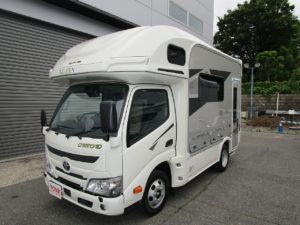 【新車・展示車・オーダー受付中】レーベン DC（LEBEN DC）4WD リアＷタイヤ・3.0Lディーゼルターボ》リヤエントランス》　外装色シャンパンゴールド/内装色シュタイン》オプションのエントランス連動電動乗降ステップ付